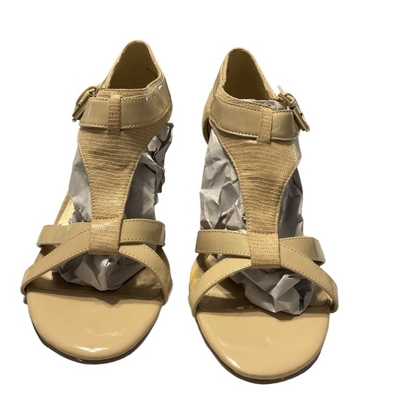 Bandolino Dreamer Sandals Heels Beige Patent Buckle Strap‎ Open Toe Shoe size 10 - Picture 4 of 6